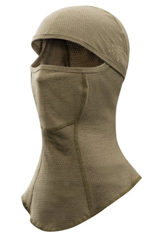 Dwie taktyczne kominiarki ochronne, beżowa i szara, prezentowane na białym tle, przeznaczone dla służb mundurowych i militariów.