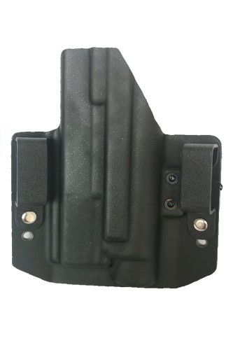 Czarna kabura taktyczna z kydexu mocująca magazynek, statyczna, na białym neutralnym tle, sprzęt wojskowy i policyjny.