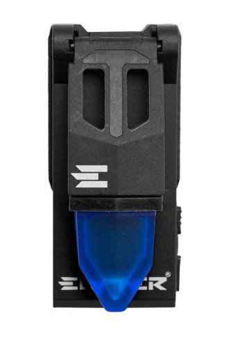 Pojedyncza latarka taktyczna z niebieskim światłem, montowana na mundurze lub wyposażeniu w warunkach służbowych.