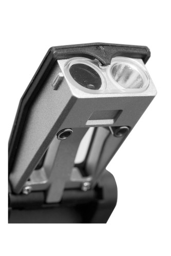 Taktczny reflektor LED z mocowaniem, aktywowany do oświetlania w warunkach taktycznych, w zbliżeniu na elementy optyczne.