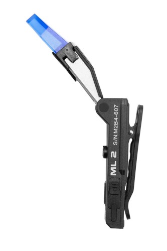 "Latarka taktyczna ML2 z klipsem i niebieskim światłem, przeznaczona do użycia w służbach mundurowych i działaniach taktycznych.   Tekst na produkcie: ""ML 2 S/NMB24-607""."