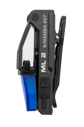 ML 2 latarka służbowa UV, złożona, uchwyt zaciskowy widoczny z boku, na białym tle, sprzęt taktyczny.