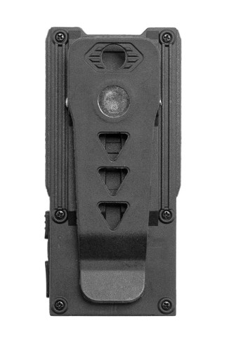 Czarny, mocny klips montażowy latarki UV z tworzywa, przypinany pionowo, na jednakowym białym tle, sprzęt taktyczny do służb mundurowych.