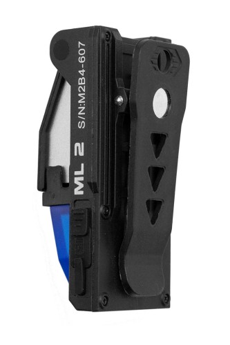 Miniaturowa latarka taktyczna ML2 z klipsem, przygotowana do mocowania na wyposażeniu wojskowym i policyjnym, w białym tle.