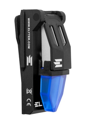 "Składana latarka taktyczna ELYTER z niebieskim światłem UV, w zwartej formie, na białym tle, sprzęt do służb mundurowych.   Tekst na produkcie: ""WWW.ELYTER.COM"", ""CE""."