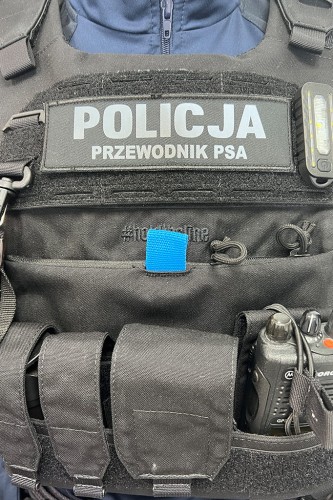 Odblaskowy napis POLICJA PRZEWODNIK PSA – czarny rzep do umundurowania
