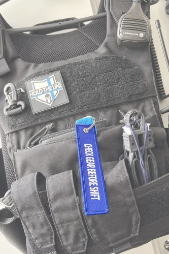 Brelok #holdtheline „CHECK GEAR BEFORE SHIFT”