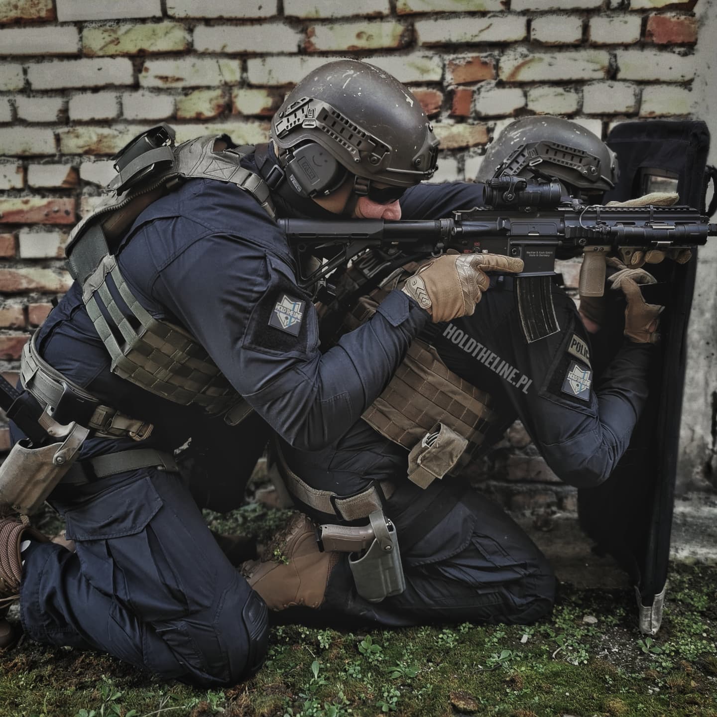 Kiedy policjant może użyć broni palnej? Ustawa o środkach przymusu bezpośredniego w praktyce
